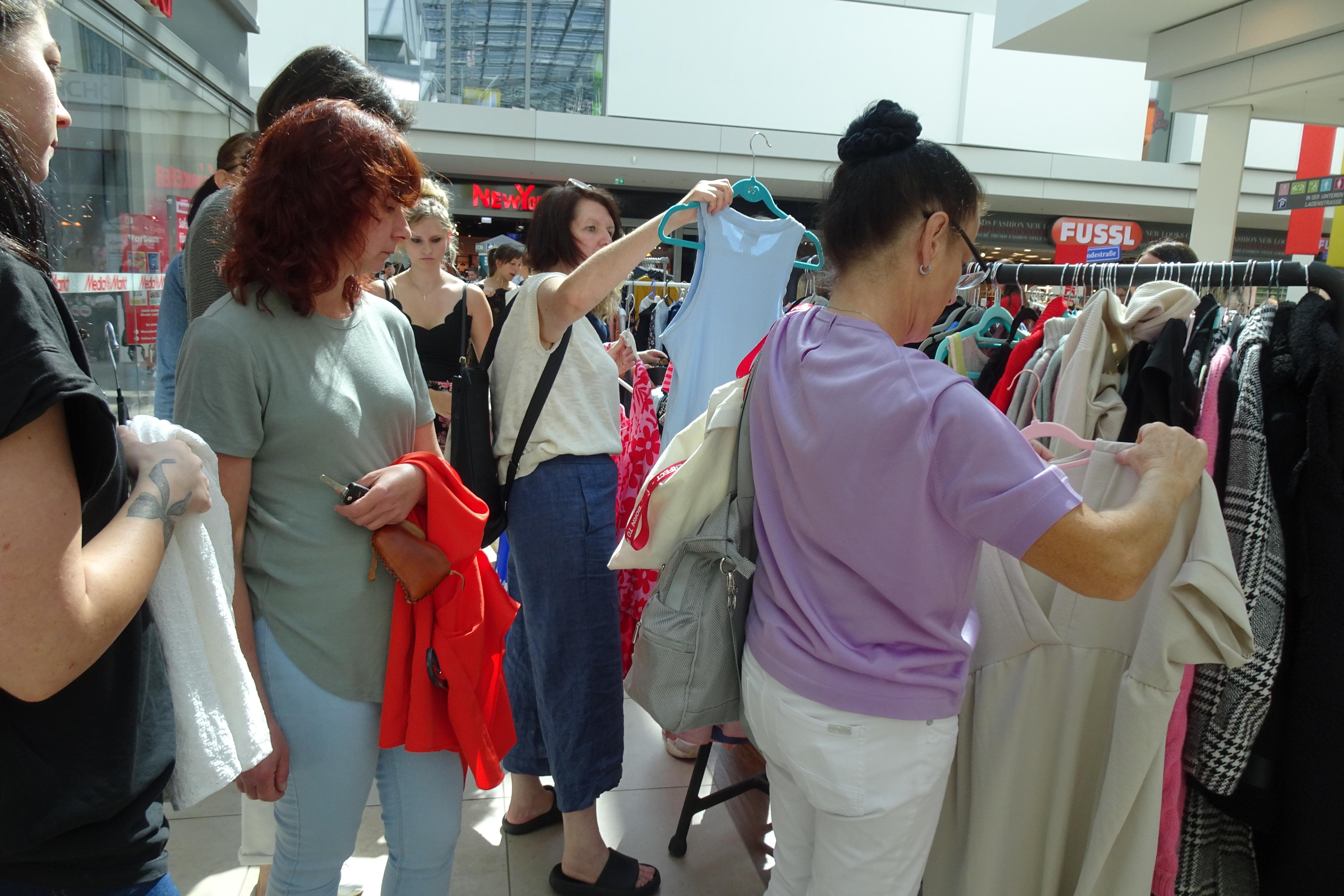Schnäppchenmarkt in Neumarkt Der frühe Vogel fängt den Schnapper